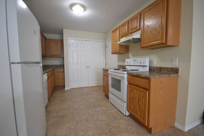 432 Birchwood Duplex - 432 Birchwood Duplex Apartment Unit A