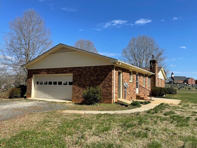 Photo - 4 Bed, 2 Bath home located in Franklinvill...