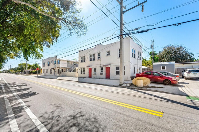 Building Photo - 4561 Lake Ave Unit 9