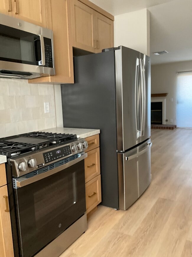New stainless steel appliances - 470 E 7th St Unit D