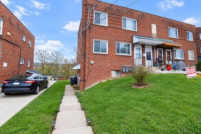 Building Photo - 126 Joliet St SW Unit A