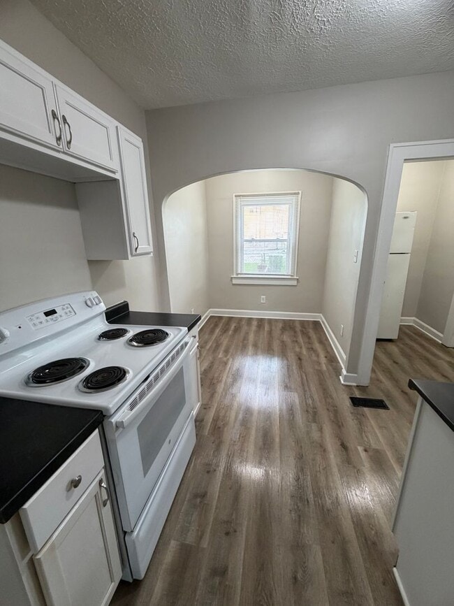 Photo - 2034 Singleton St
