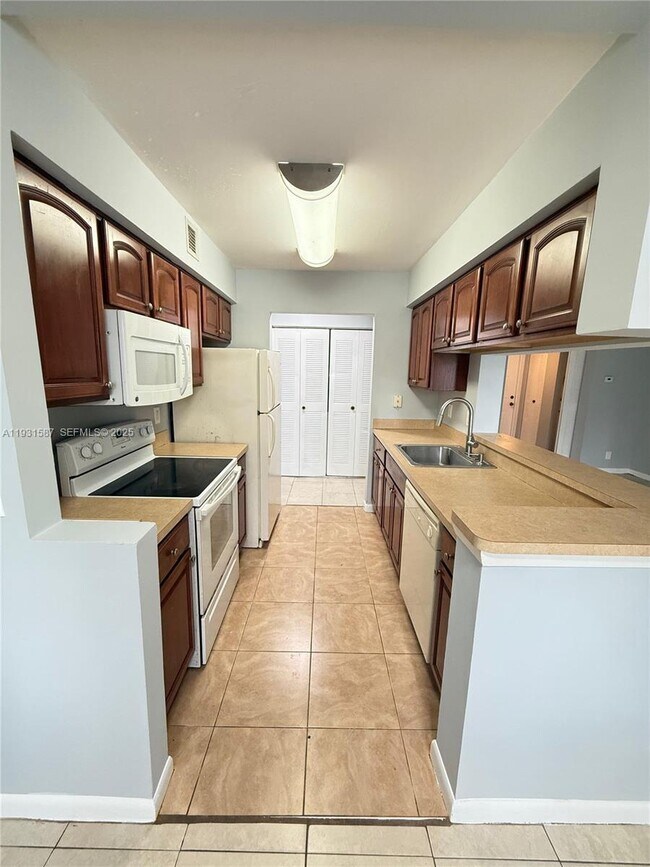 Building Photo - 9855 Westview Dr Unit 711