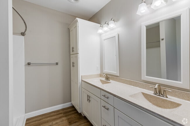 2BR, 2BA - 1,350SF - Bathroom