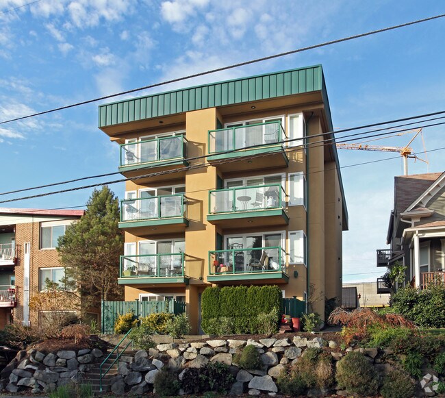 Foto principal - 3919 Whitman Ave N