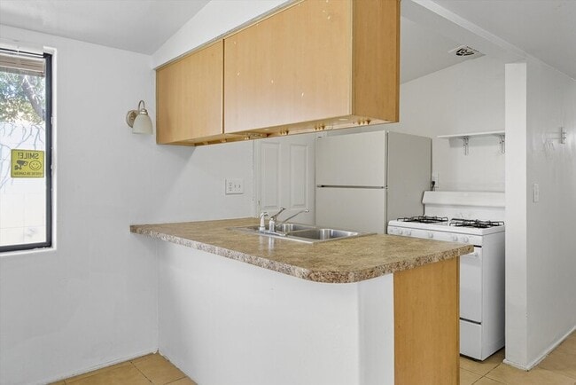Photo - 1662 N Beverly Ave
