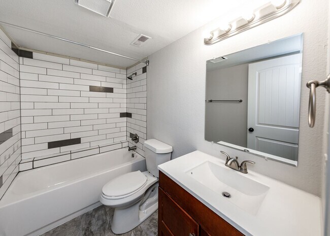 Photo - Lovely End Unit 2 Bed Condo, Centrally Located