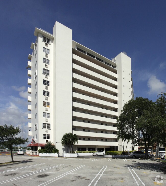 Photo - Bayshore Yacht & Tennis Club Apartments