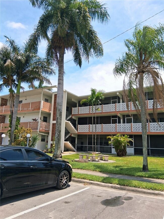 Building Photo - 1450 NE 170th St Unit 202