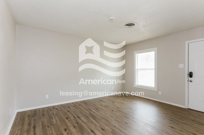 Photo - 922 W 54th St