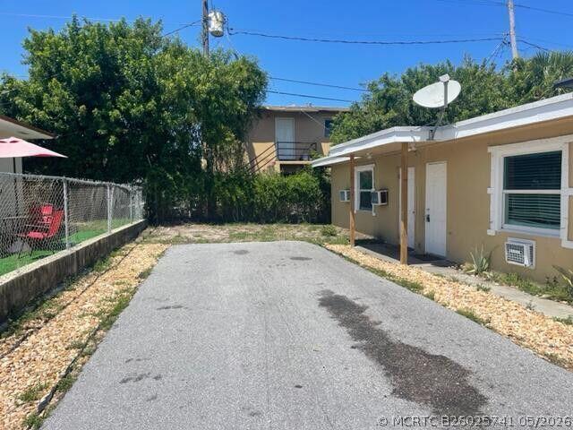 Building Photo - 725 21st St Unit 2