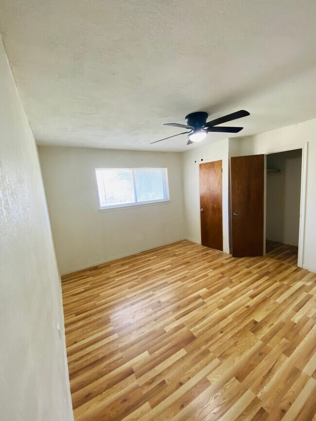 Photo - 815 S Roy Reynolds Dr