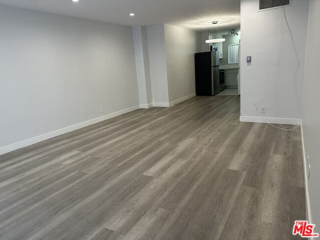 Building Photo - 326 S Serrano Ave Unit 4