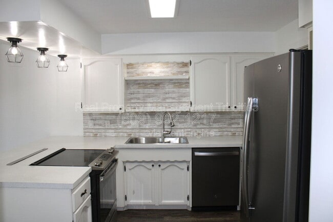 Photo - 444 Greenbrook Pl