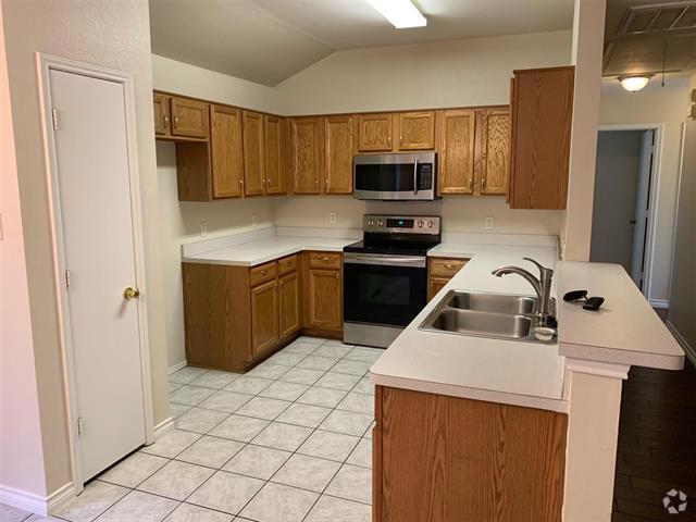 Building Photo - 827 Savage Dr Rental
