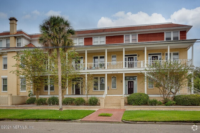 Building Photo - 2716 Oak St Unit 3 Rental