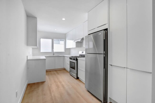 Photo - 922 6th St - North of Wilshire Blvd and 6 blocks to the beach!