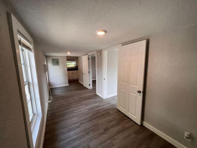 Photo - 718 W 7th St