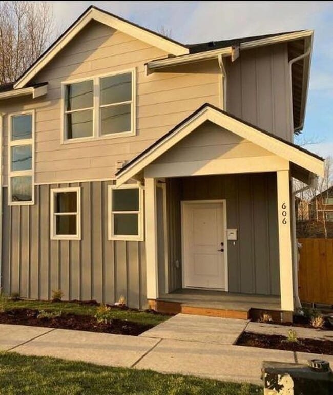 Building Photo - NEWER HOME FOR RENT!