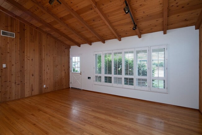 2111 Emerald St Unit 2111