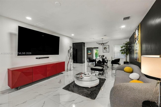 Photo - 285 NW 45th St