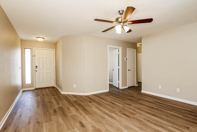 Photo - 833 E Geona St