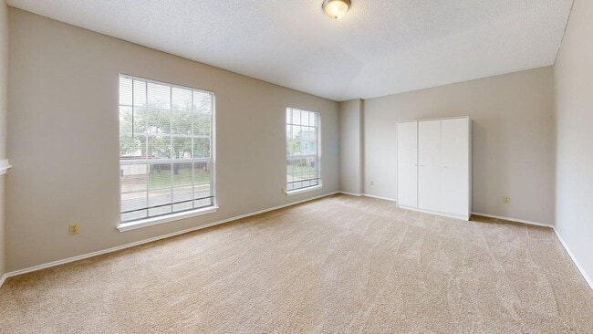 Photo - 406 Oakcrest Dr