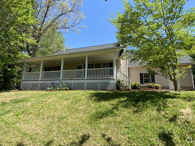 Building Photo - 3 bedroom 2 bath with attached garage Rental