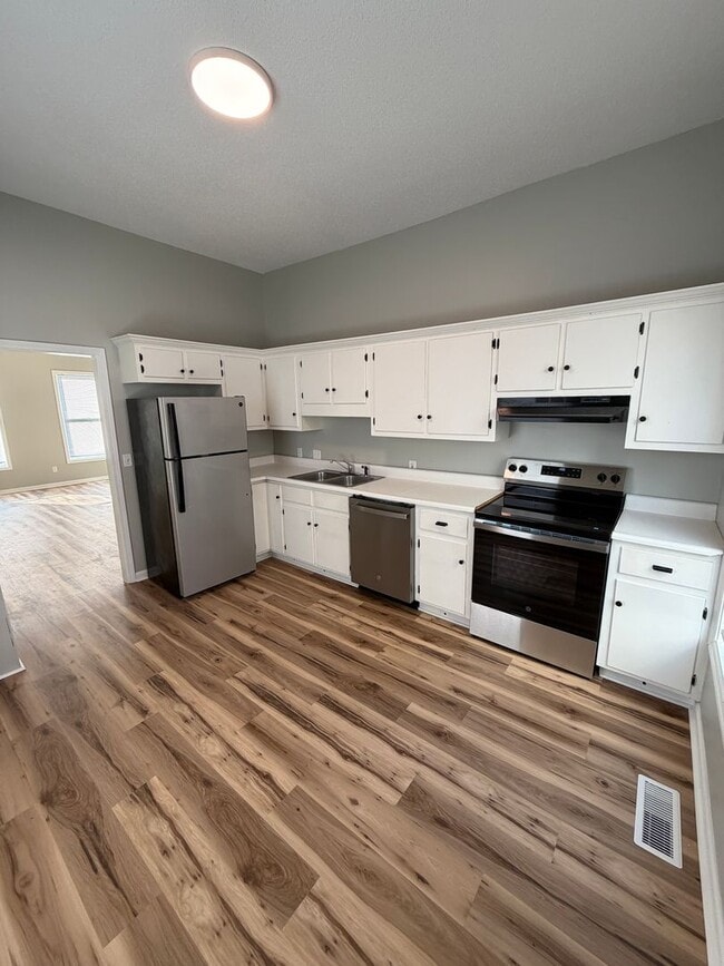 Building Photo - 2 bedroom, new floors, walkable! Unit 520-C