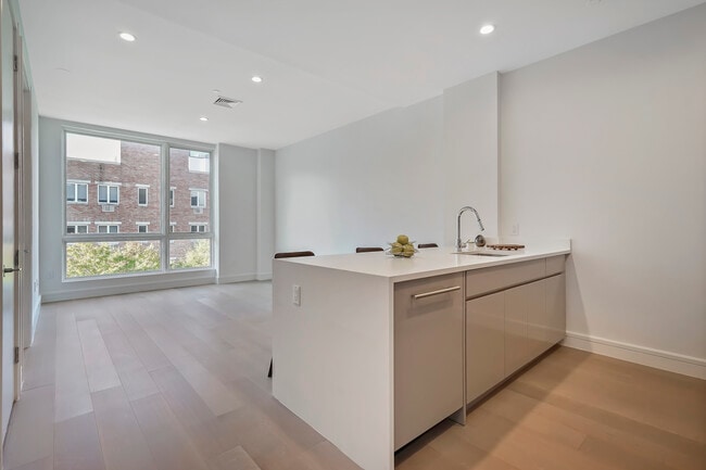 Photo - 695 6th Ave