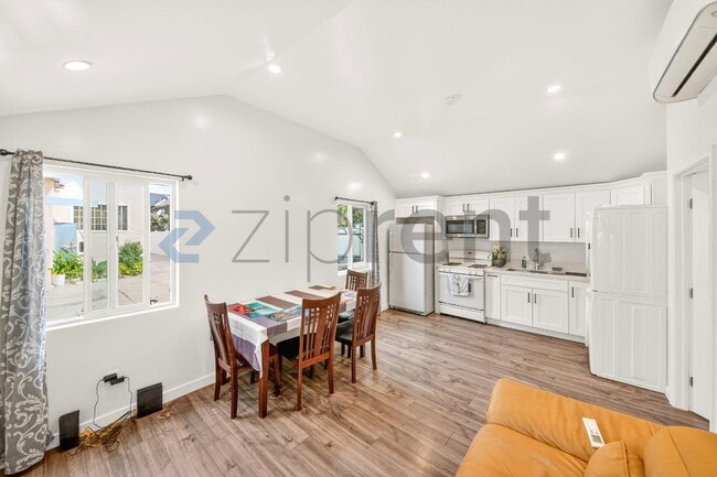 Photo - 2431 S Catalina St