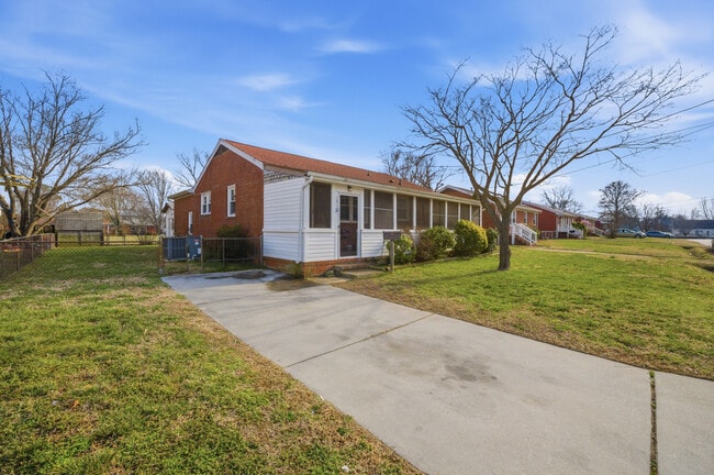 Photo - 1210 Pansy St