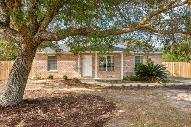 Building Photo - 1705 Oak Dr Rental