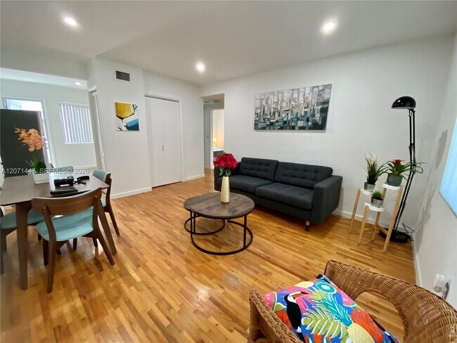Building Photo - 215 Antilla Ave Unit 1