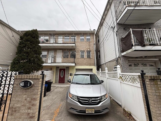 Building Photo - 20 Dales Ave Unit 1