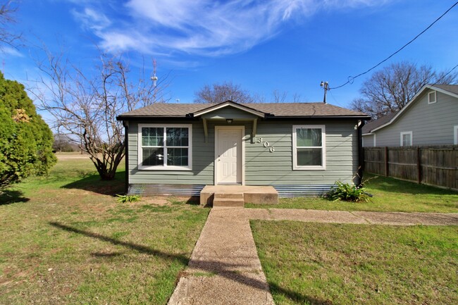 Building Photo - 306 Pullen St