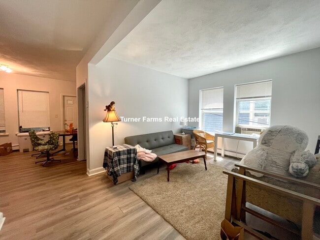 Building Photo - 122 Berkshire St Unit 3