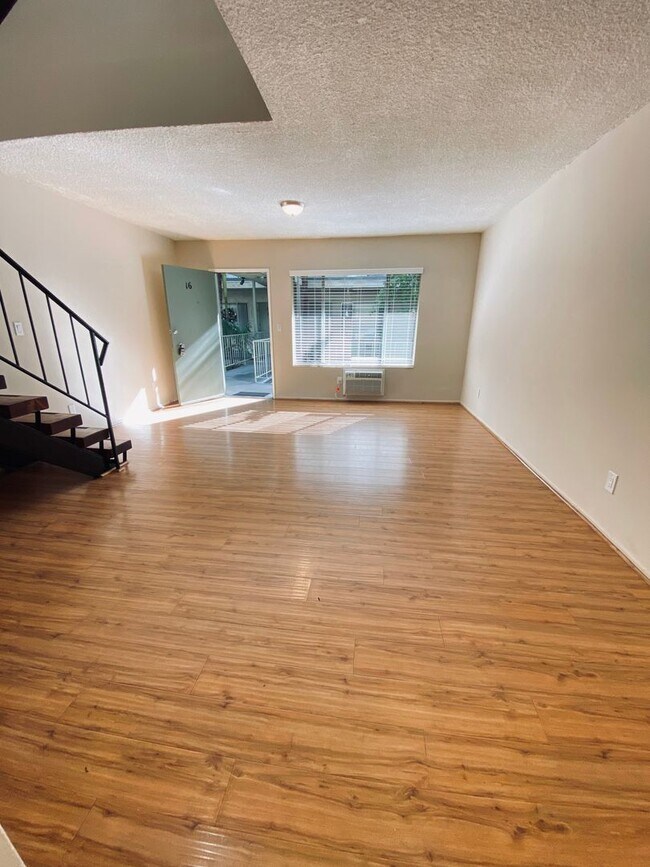 Photo - 21736 Roscoe Blvd