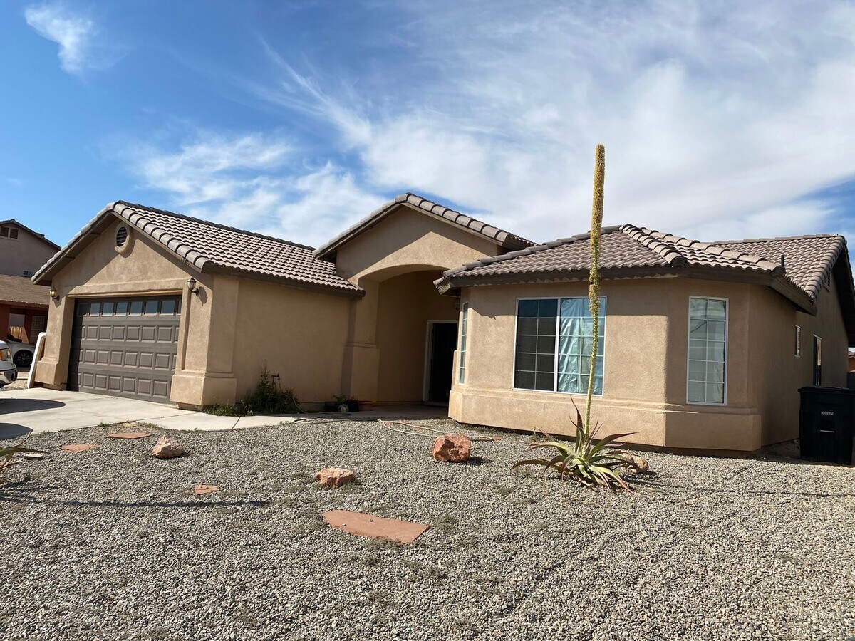 San Luis AZ Home with Large Fenced Lot - 3 Bedroom 2 Bath - San Luis AZ Home with Large Fenced Lot - 3 Bedroom 2 Bath