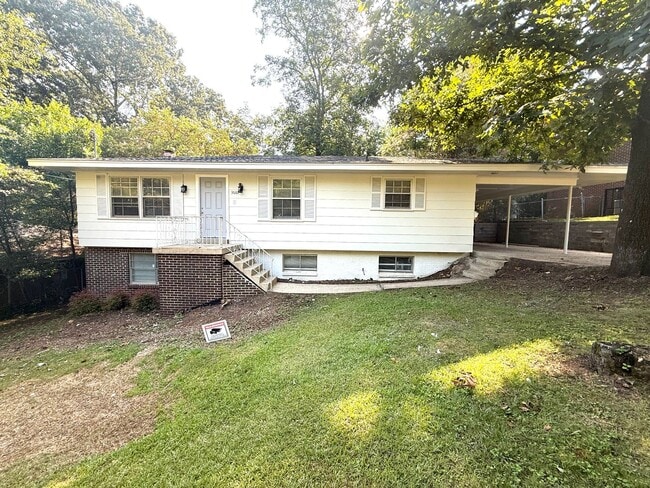 Building Photo - **5 Bedroom 3 bath located in Forest Hills... Rental