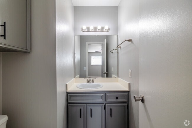 2BR, 2BA - 935SF - Master Bathroom