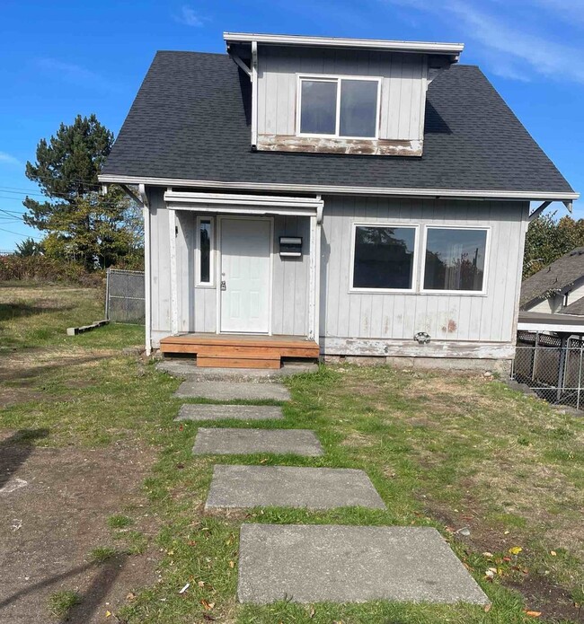 Building Photo - 3 Bed, 1.5 Bath Home in Tacoma! **MOVE IN ...