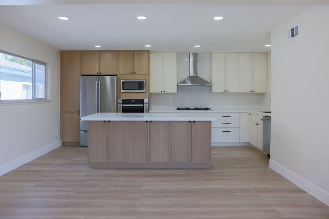 Building Photo - 8751 Chantilly Ave Rental