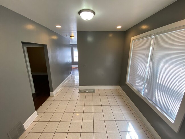 1628 N McVicker Ave Unit 1