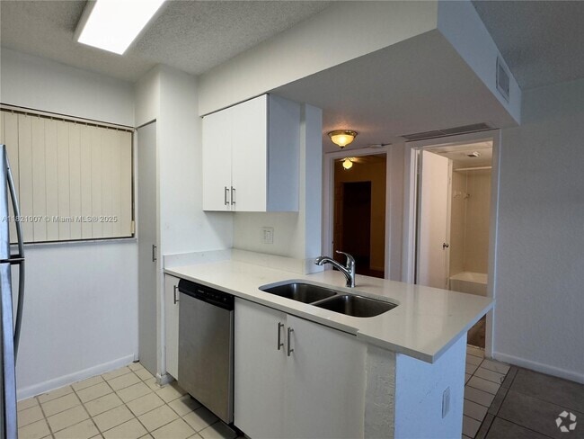 Building Photo - 2831 N Oakland Forest Dr Unit 104 Rental