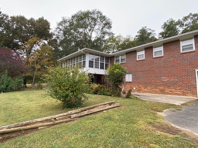 Photo - 122 Keown Rd SE