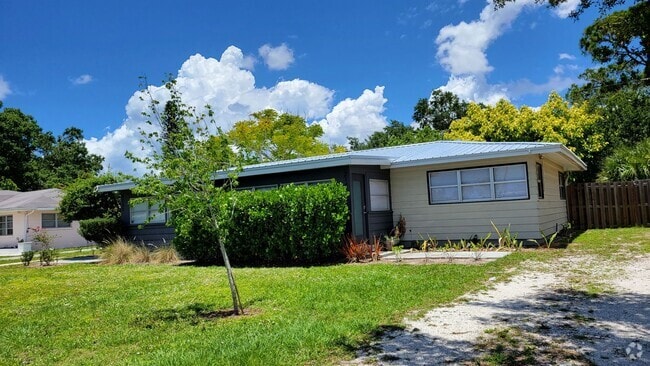 Building Photo - Annual UNfurnished nicely renovated 2/1 ha... Rental