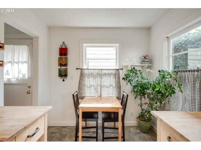 Kitchen breakfast nook - 54 NE Graham St