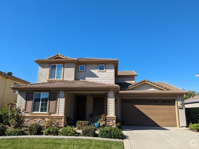 Building Photo - Lovely 4 Bedroom Blackstone Home