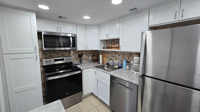 Building Photo - 3150 N Palm Aire Dr Unit 108
